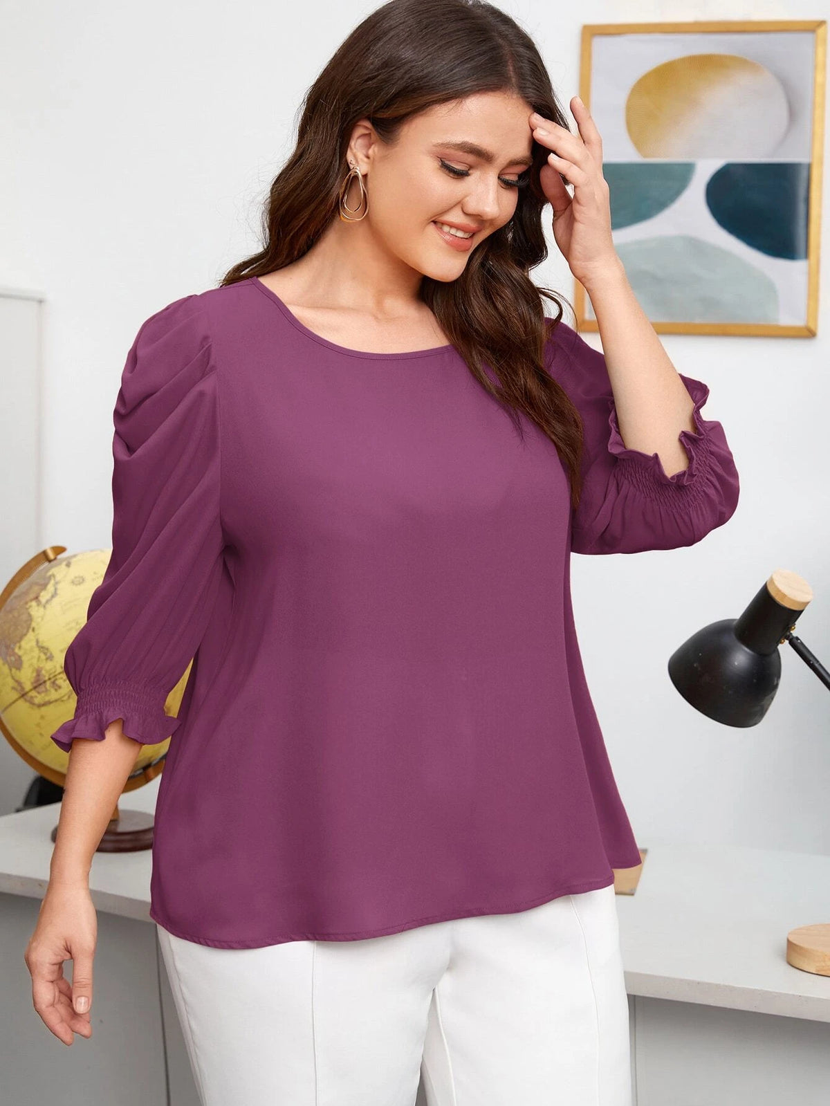 Blusa Elegante com Mangas Curtas e Gola com Babados Plus Size