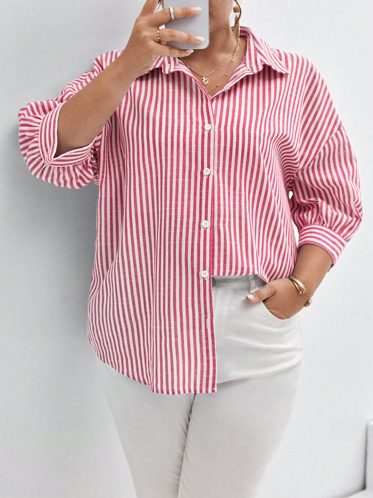 Camisa Feminina Clássica com Listras Verticais e Manga Comprida Thais Ajustável. Plus Size