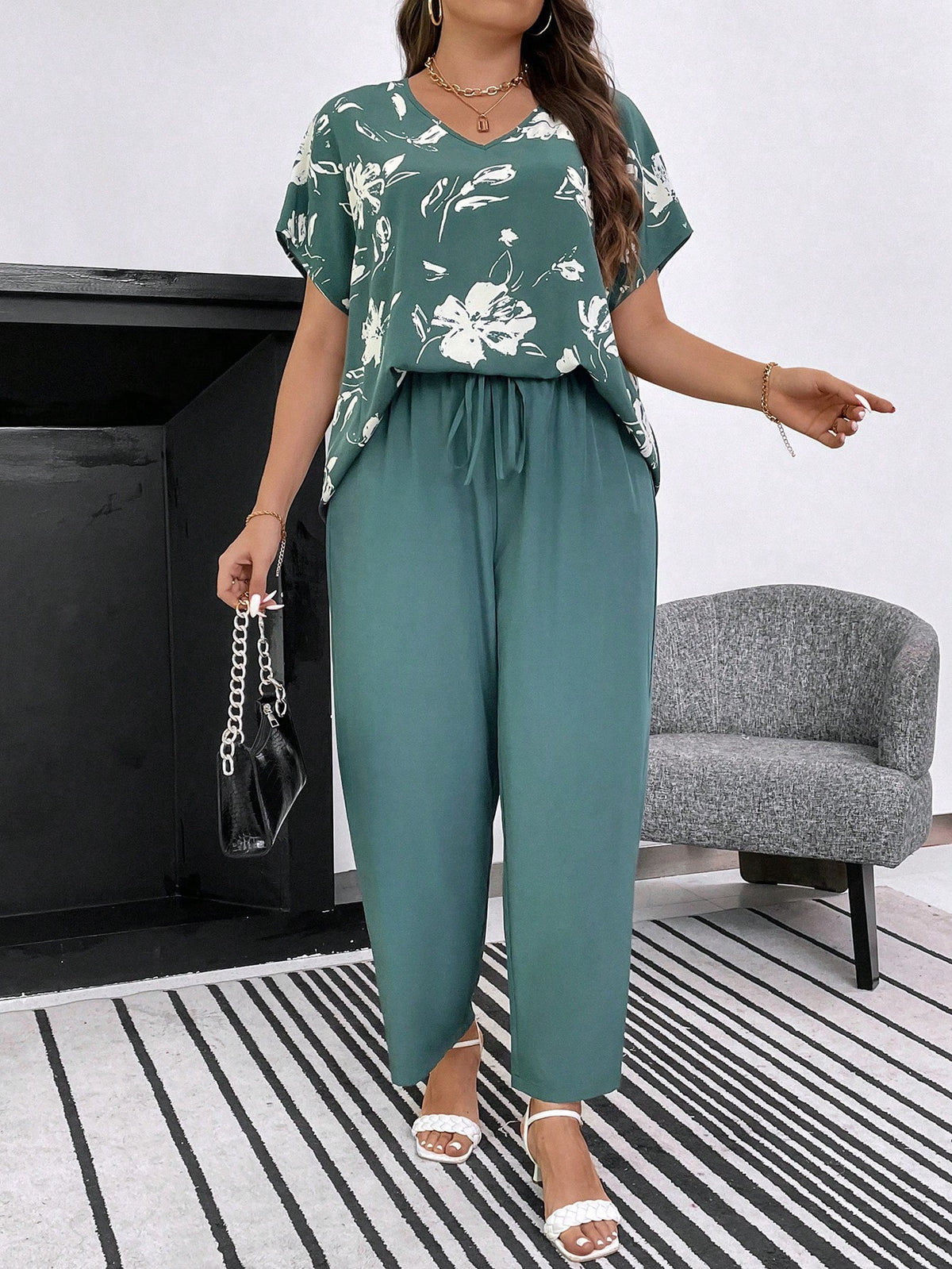 Conjunto Feminino com Blusa Floral e Calça de Cintura Alta Cecilia. Plus Size