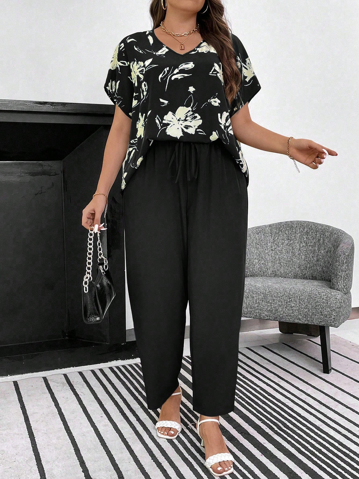 Conjunto Feminino com Blusa Floral e Calça de Cintura Alta Cecilia. Plus Size