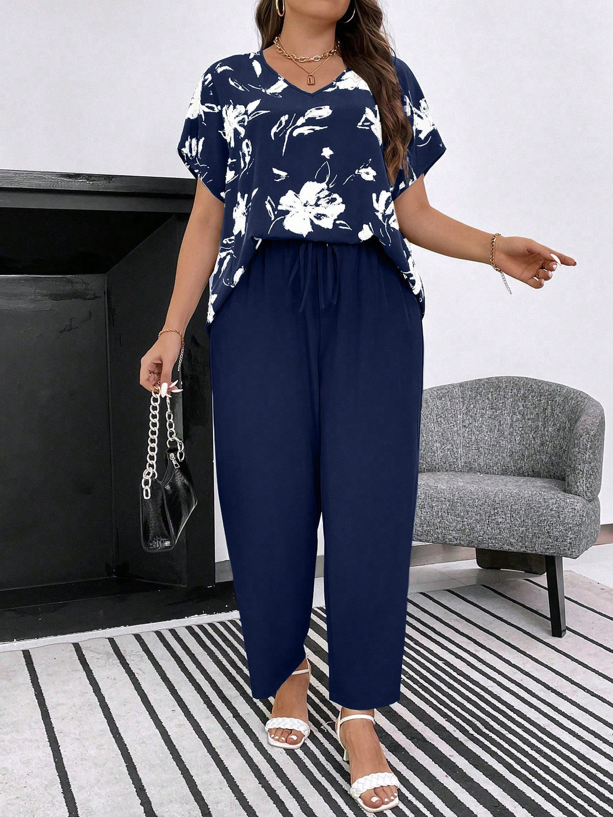 Conjunto Feminino com Blusa Floral e Calça de Cintura Alta Cecilia. Plus Size