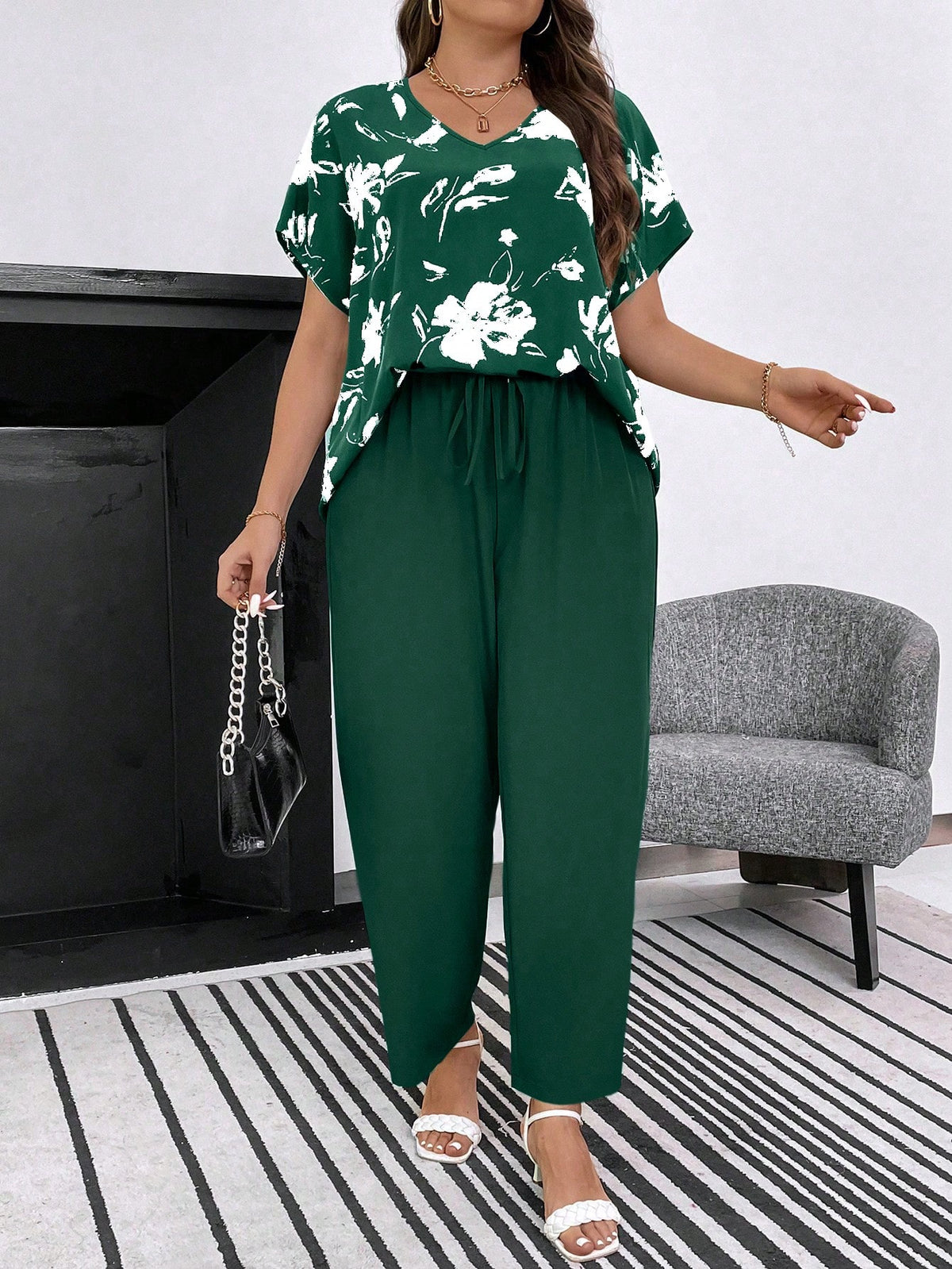 Conjunto Feminino com Blusa Floral e Calça de Cintura Alta Cecilia. Plus Size