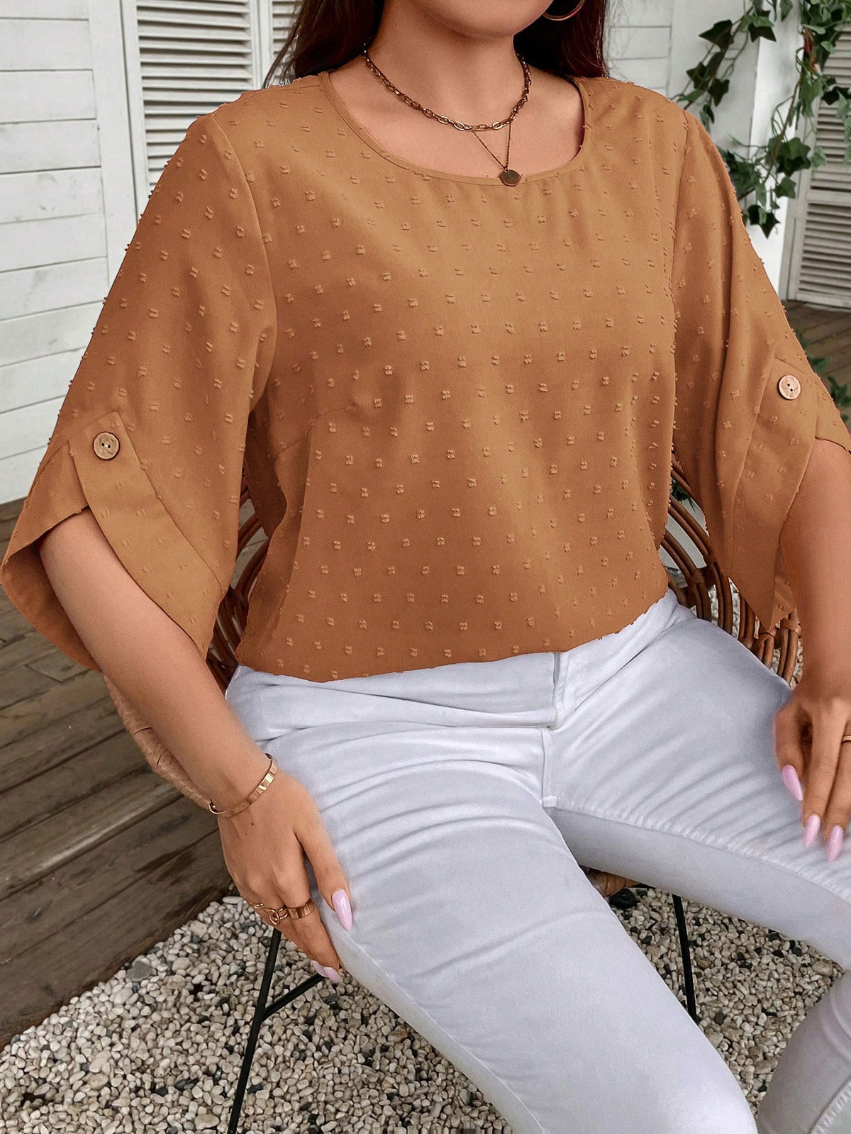 Camisa Feminina Texturizada com Botão de Ajuste nas Mangas Carla Plus Size