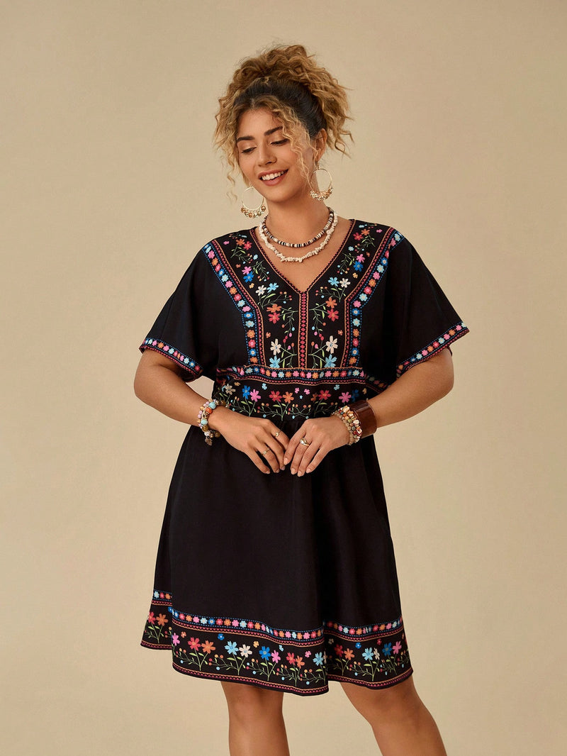 Vestido Feminino com Estampa Florida e Decote em V Kátia Plus Size.