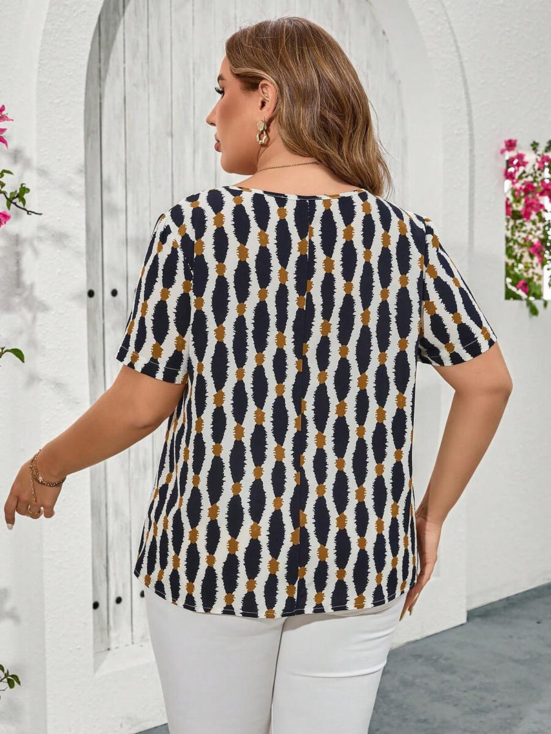 Blusa Feminina com Estampa Geométrica e Mangas Curtas Carol. Plus Size