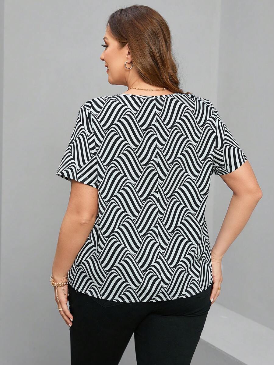 Blusa Feminina com Estampa Geométrica e Mangas Curtas Carol. Plus Size