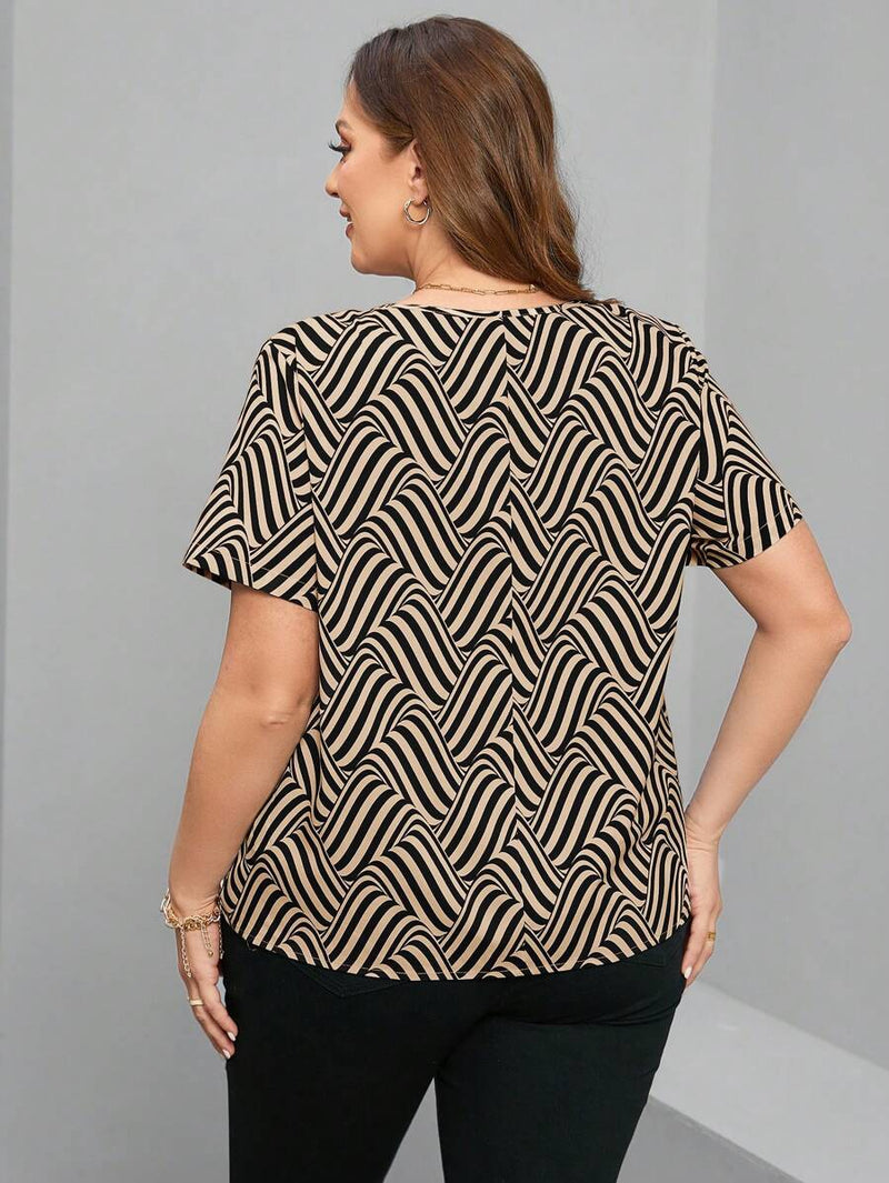 Blusa Feminina com Estampa Geométrica e Mangas Curtas Carol. Plus Size