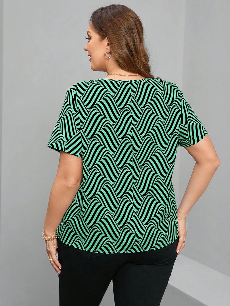 Blusa Feminina com Estampa Geométrica e Mangas Curtas Carol. Plus Size