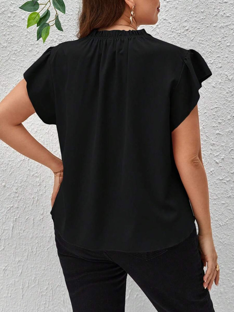 Blusa Plus Size Elegante com Botões Decorativos e Mangas Curtas com Babados