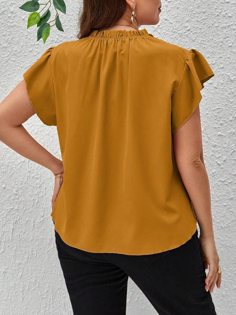 Blusa Plus Size Elegante com Botões Decorativos e Mangas Curtas com Babados