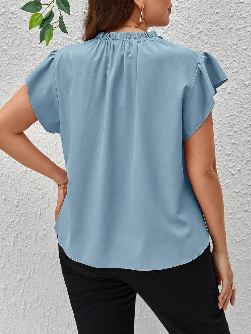 Blusa Plus Size Elegante com Botões Decorativos e Mangas Curtas com Babados